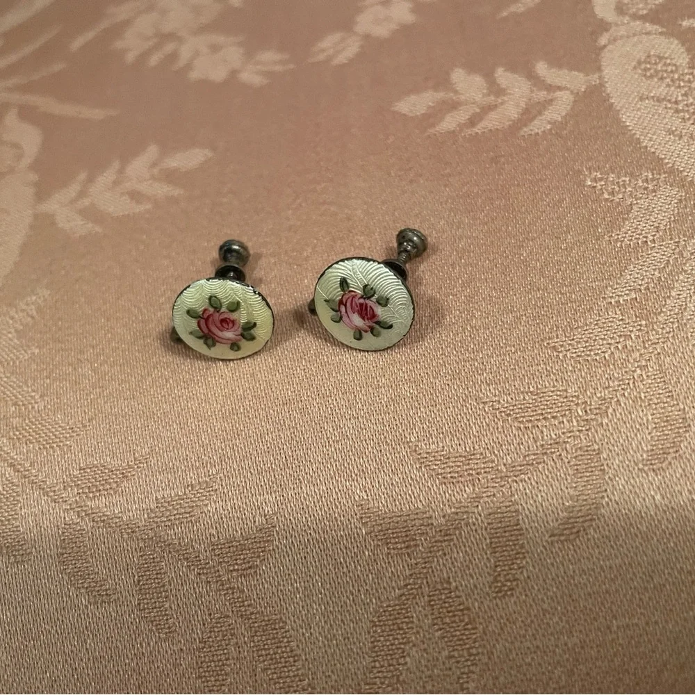 Vintage guilloché enamel screw-back earrings with a pink rose design - Picture 3 of 6